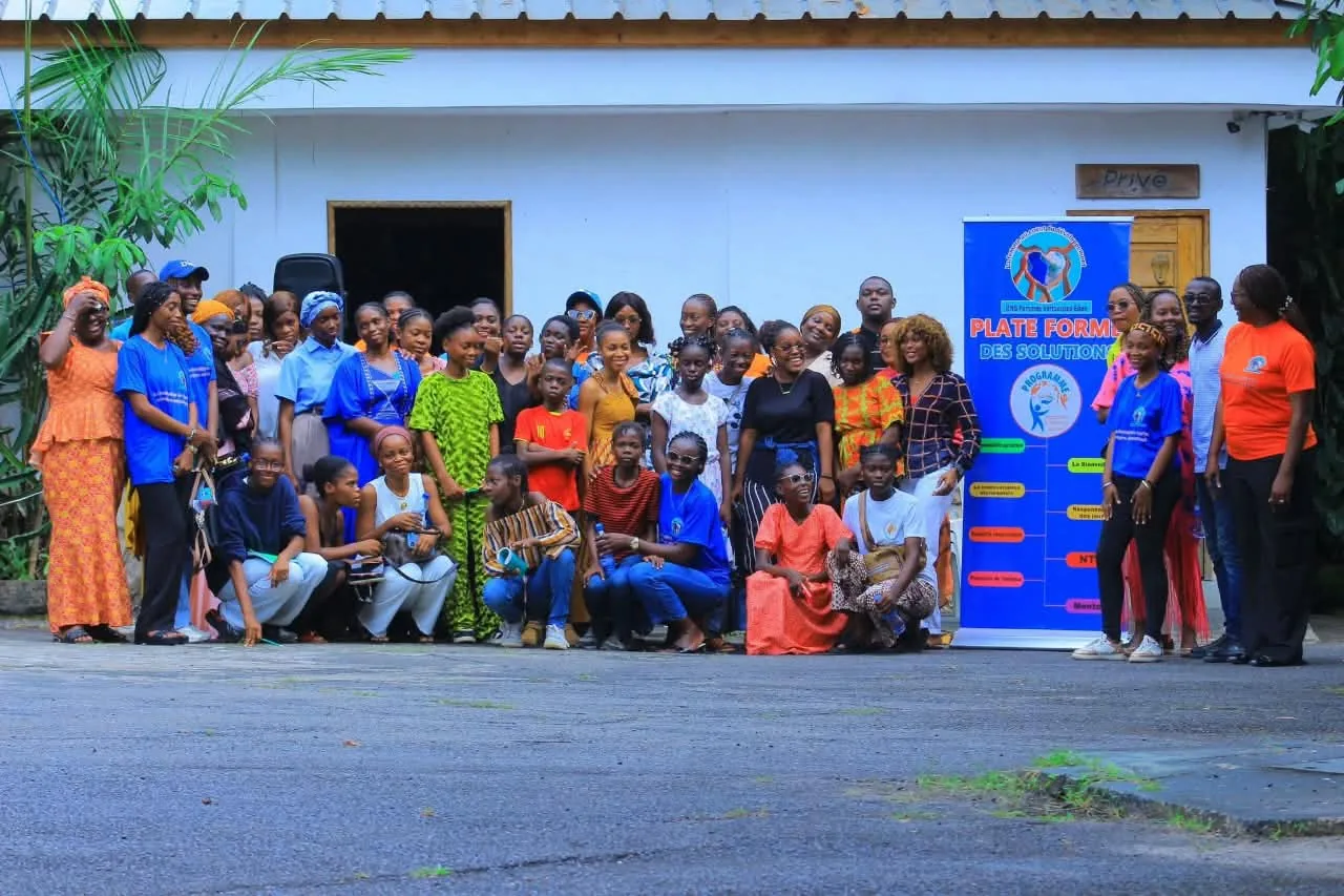 Grande photo de groupe des membres et bénéficiaires de l'ONG