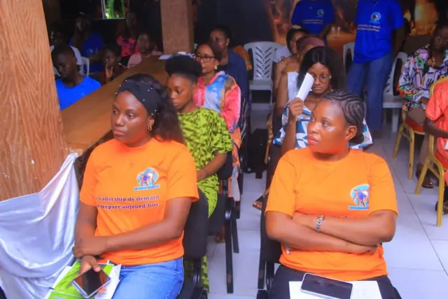 Participantes attentives pendant l'atelier