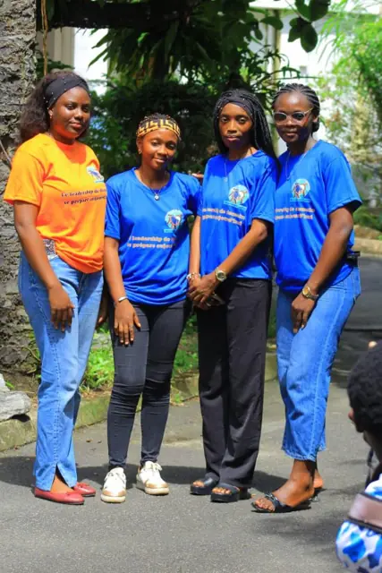 Quatre jeunes leaders dans les jardins