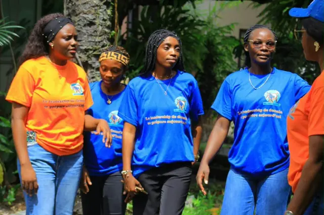 Jeunes leaders souriantes en plein air
