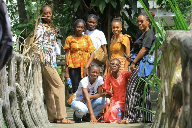 Groupe de jeunes filles au jardin