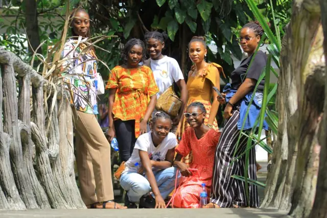 Jeunes filles réunies dans un décor naturel