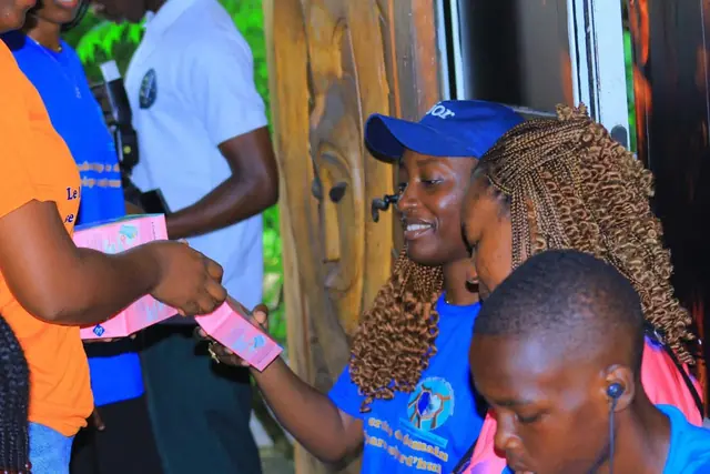 Remise d'un kit d'hygiène à une jeune fille