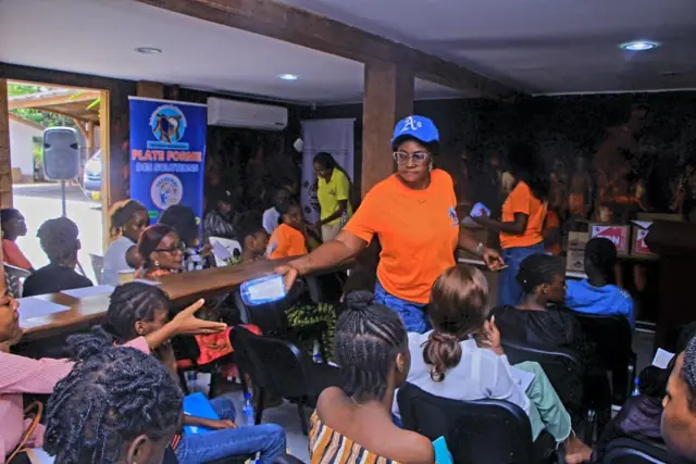 Atelier animé devant un public de jeunes