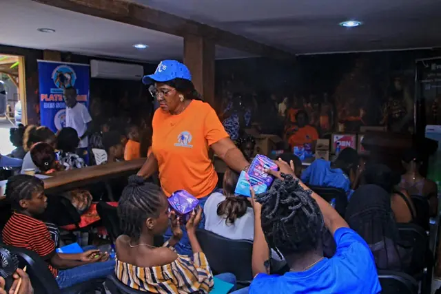 Distribution des kits dans la salle