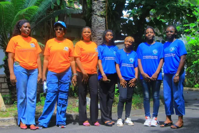 L'équipe en t-shirts orange et bleus