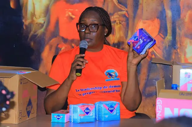 Les kits d'hygiène présentés aux jeunes filles