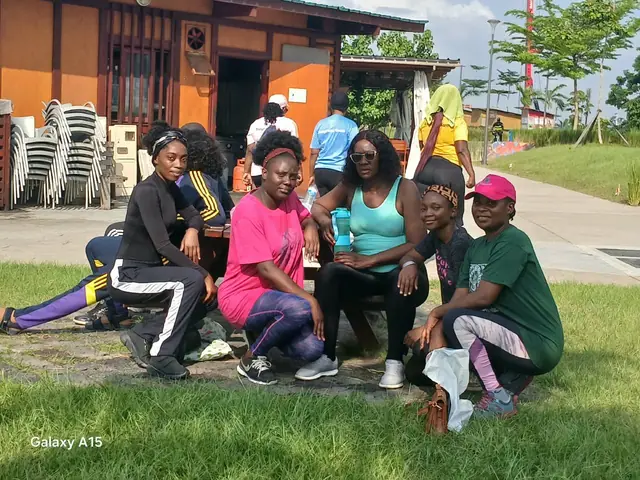 Moment de partage sur la pelouse après le sport