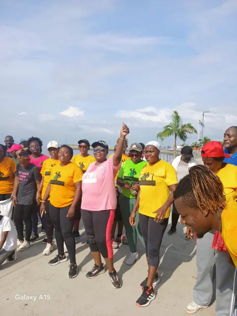 Marche collective au bord de la mer
