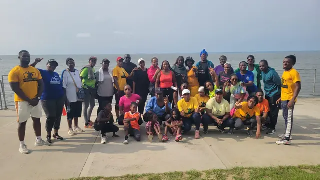 Grande photo de groupe face à la mer