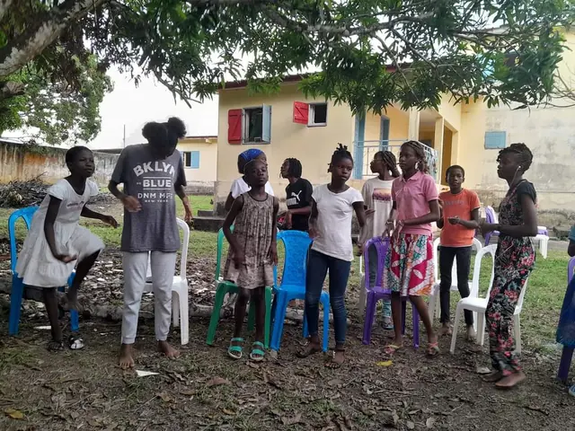 Rencontre en plein air avec des jeunes filles