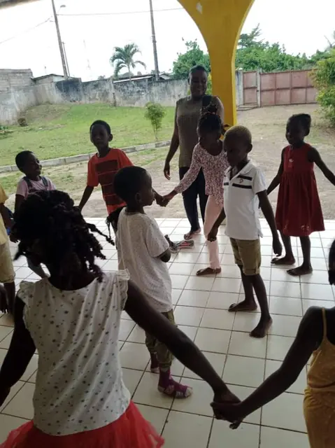 Ronde et jeux avec les enfants