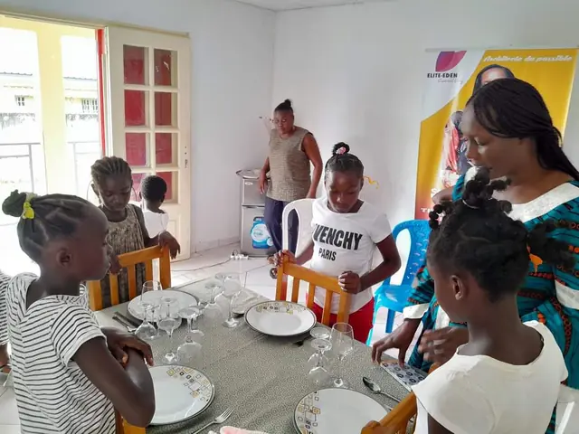 Les jeunes filles apprennent à dresser la table