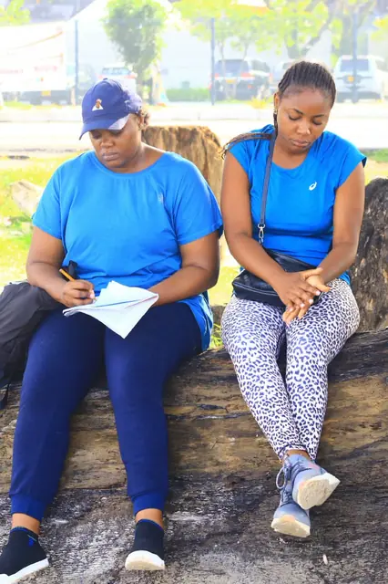Deux participantes concentrées pendant l'atelier